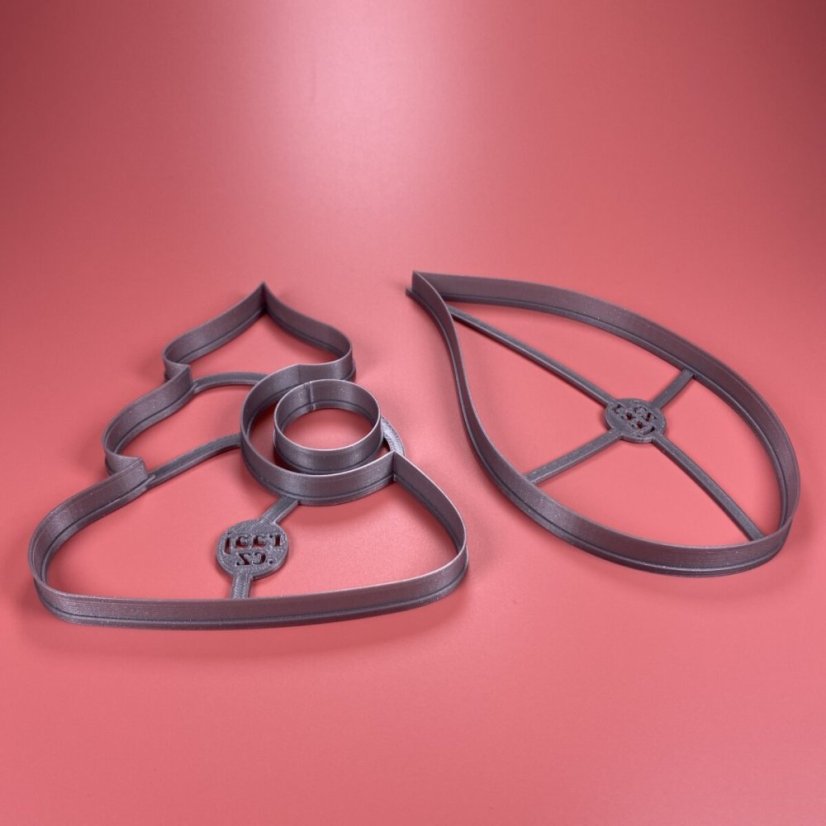 Skládačka vánočního stromečku s baňkou na zavěšení a podstavcem vykrajovátko/formička