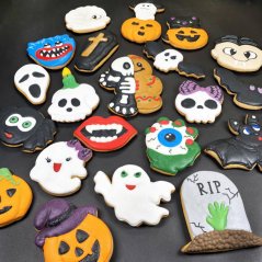 Straszna ręka z foremką do ciastek w kształcie oka