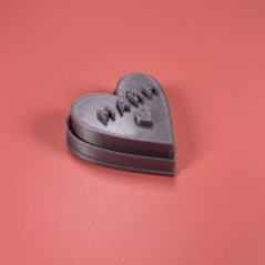 Valentýnské razítko s vykrajovátkem ve tvaru srdce s nápisem MŇAM ♥
