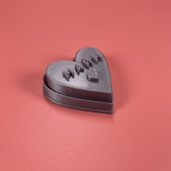 Valentýnské razítko s vykrajovátkem ve tvaru srdce s nápisem MŇAM ♥