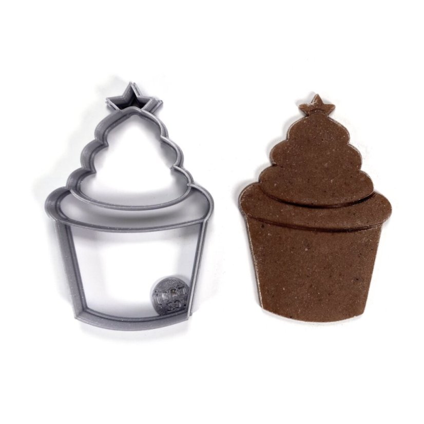 Babeczka z foremką do wycinania drzewek