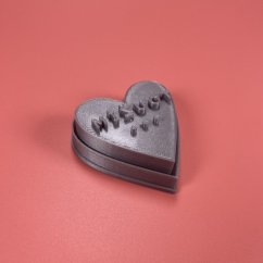 Valentýnské razítko s vykrajovátkem ve tvaru srdce s nápisem TOUŽÍM...