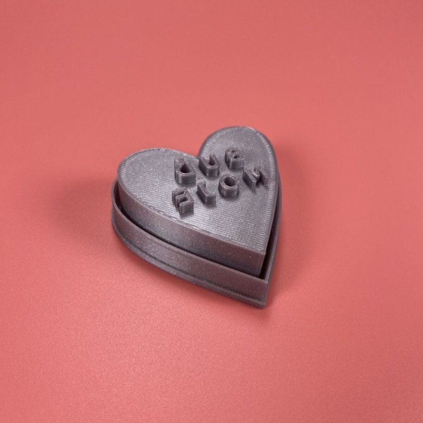 Valentýnské razítko s vykrajovátkem ve tvaru srdce s nápisem BUĎ MOJE