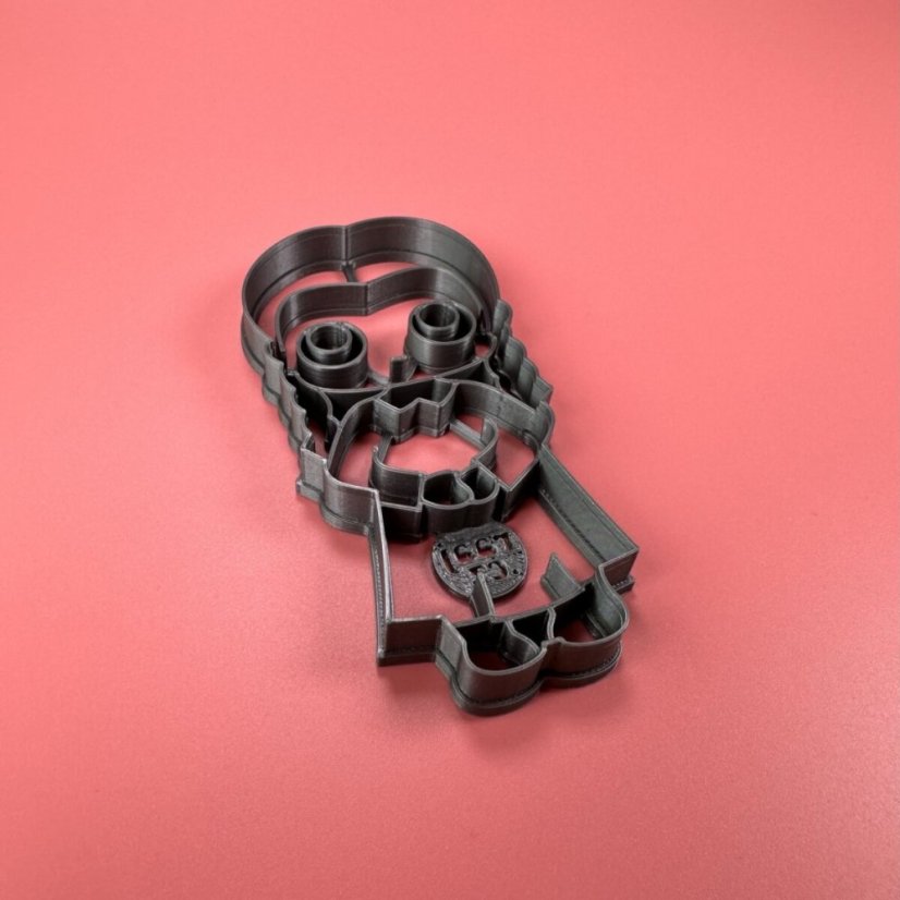 Středa - černovlasá copatá dívka vykrajovátko/formička