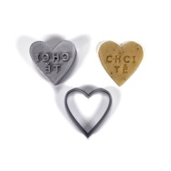 Valentýnské razítko s vykrajovátkem ve tvaru srdce s nápisem CHCI TĚ