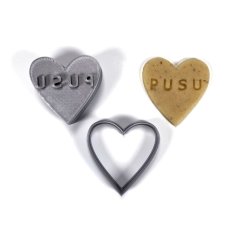 Valentýnské razítko s vykrajovátkem ve tvaru srdce s nápisem PUSU