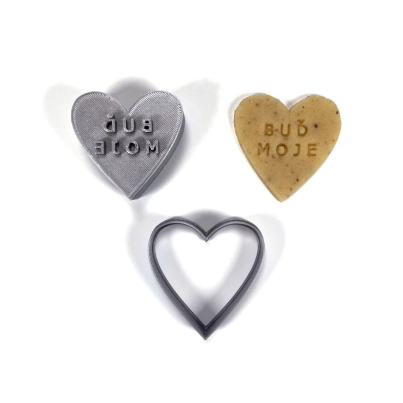 Valentýnské razítko s vykrajovátkem ve tvaru srdce s nápisem BUĎ MOJE
