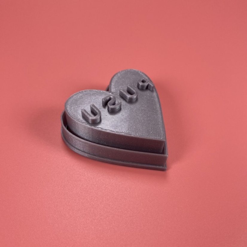 Valentýnské razítko s vykrajovátkem ve tvaru srdce s nápisem PUSU