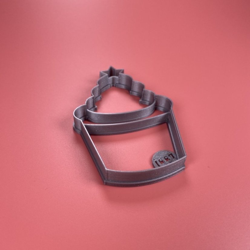 Babeczka z foremką do wycinania drzewek