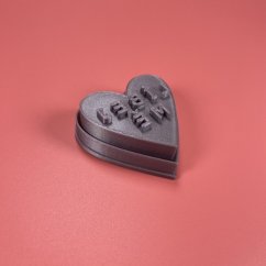 Valentýnské razítko s vykrajovátkem ve tvaru srdce s nápisem LÍBEJ MĚ