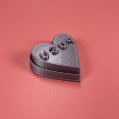 Valentýnské razítko s vykrajovátkem ve tvaru srdce s nápisem PUSU