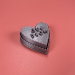 Valentýnské razítko s vykrajovátkem ve tvaru srdce s nápisem BUĎ MOJE