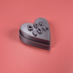 Znaczek Walentynkowy z wykrawaczem w kształcie serca z napisem BE MINE